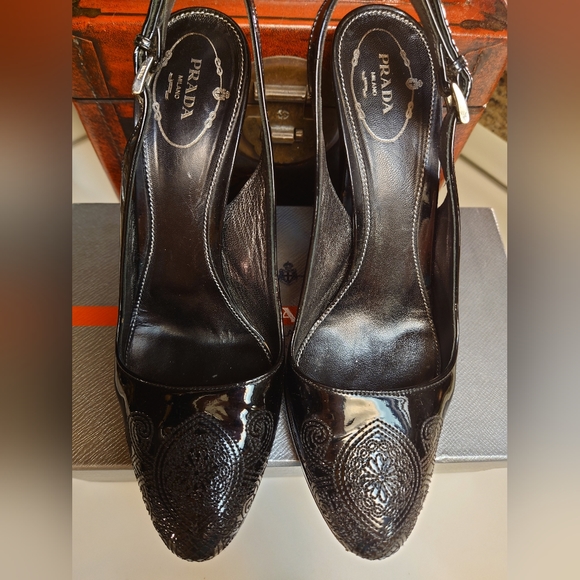 Mismatch! EUC Black Patent PRADA Slingback Embroidered Pumps 39 / 40 Adjustable - Picture 12 of 13